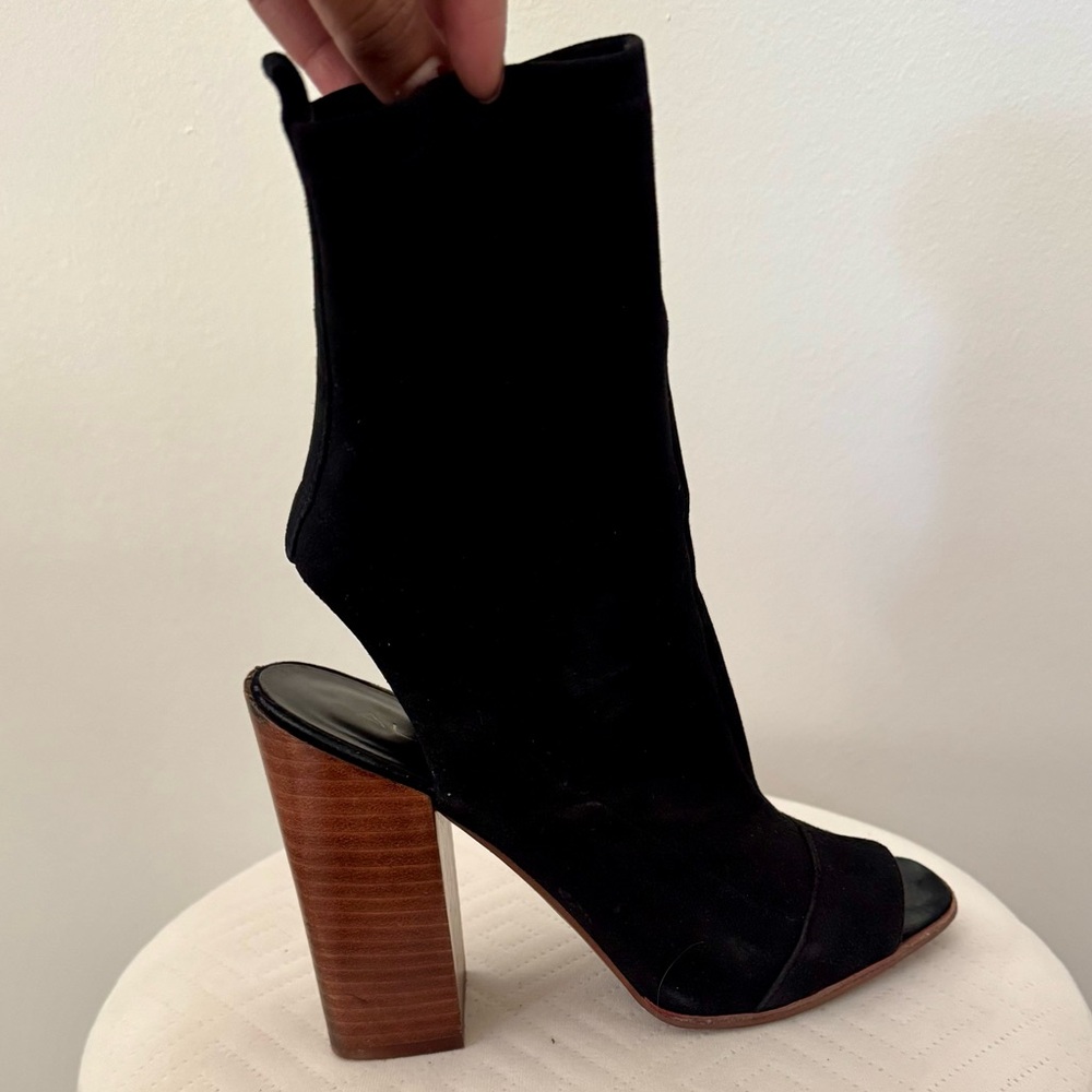 🧡Aldo Suede Booties🧡 Stunning peep toe and heel